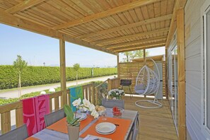 Outdoor dining - Vacation park Butterfly Mobilehome Nabucco Deluxe S for 6 persons (Peschiera del Garda)