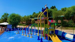Un espace de jeux aquatiques avec des toboggans et des structures d’escalade.