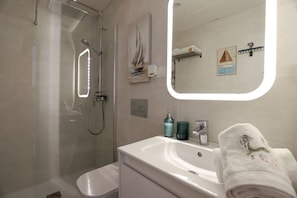 Shower, hair dryer, towels