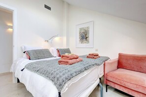 2 bedrooms, iron/ironing board, free WiFi, bed sheets