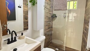 Asciugamani, sapone, shampoo, carta igienica