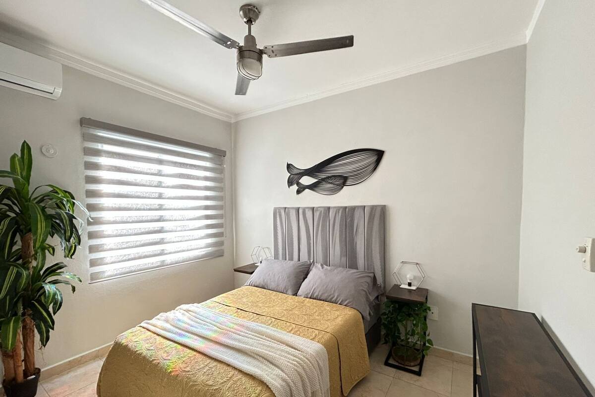 2 dormitorios, cortinas opacas, tabla de planchar con plancha