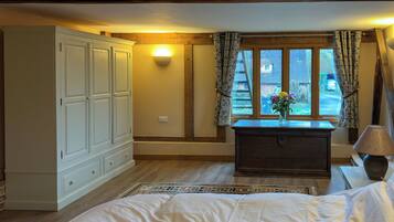 3 bedrooms, desk, iron/ironing board, WiFi