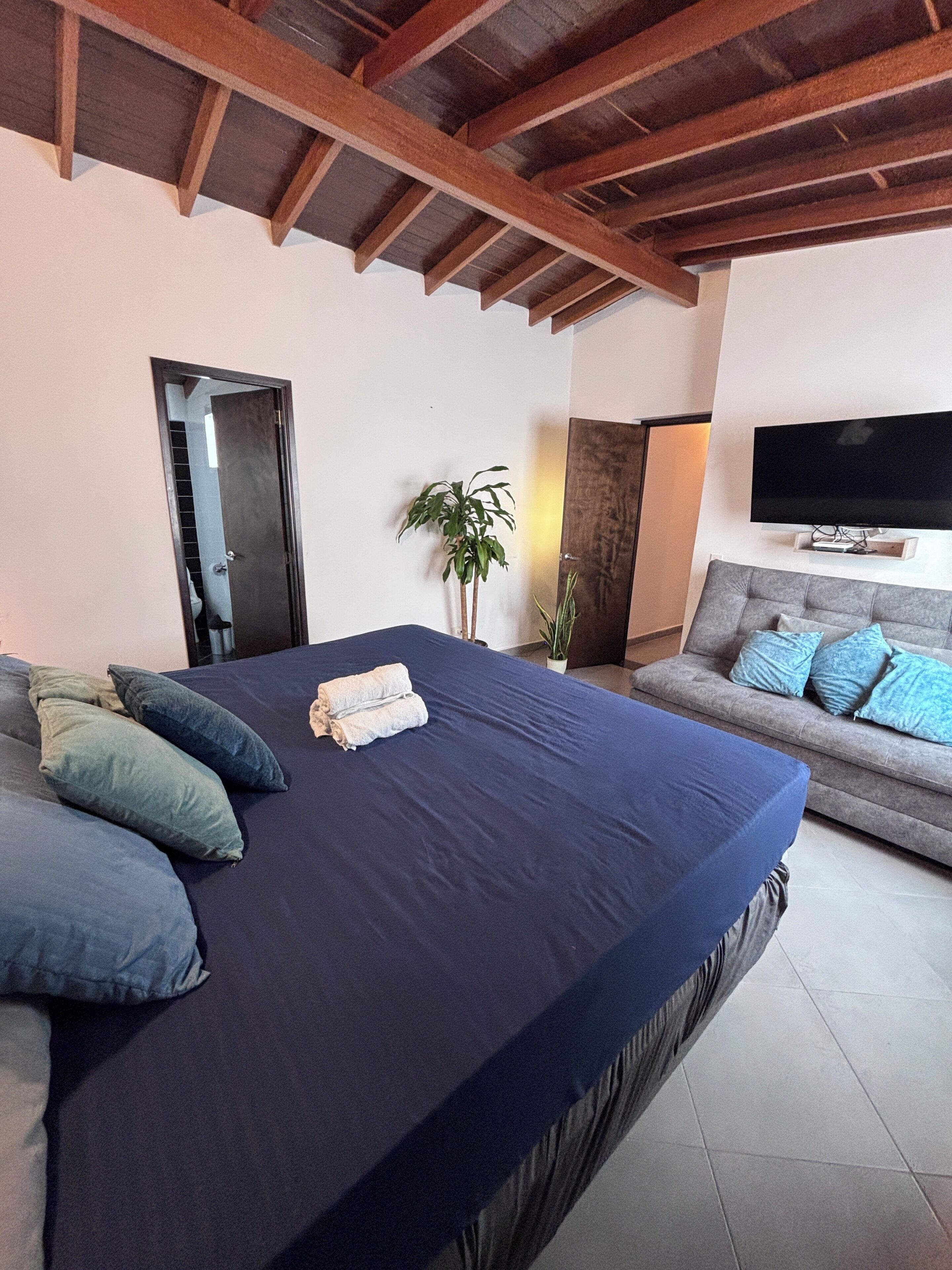 3 habitaciones, tabla de planchar con plancha, wifi y ropa de cama 