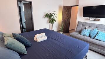 3 habitaciones, tabla de planchar con plancha, wifi y ropa de cama
