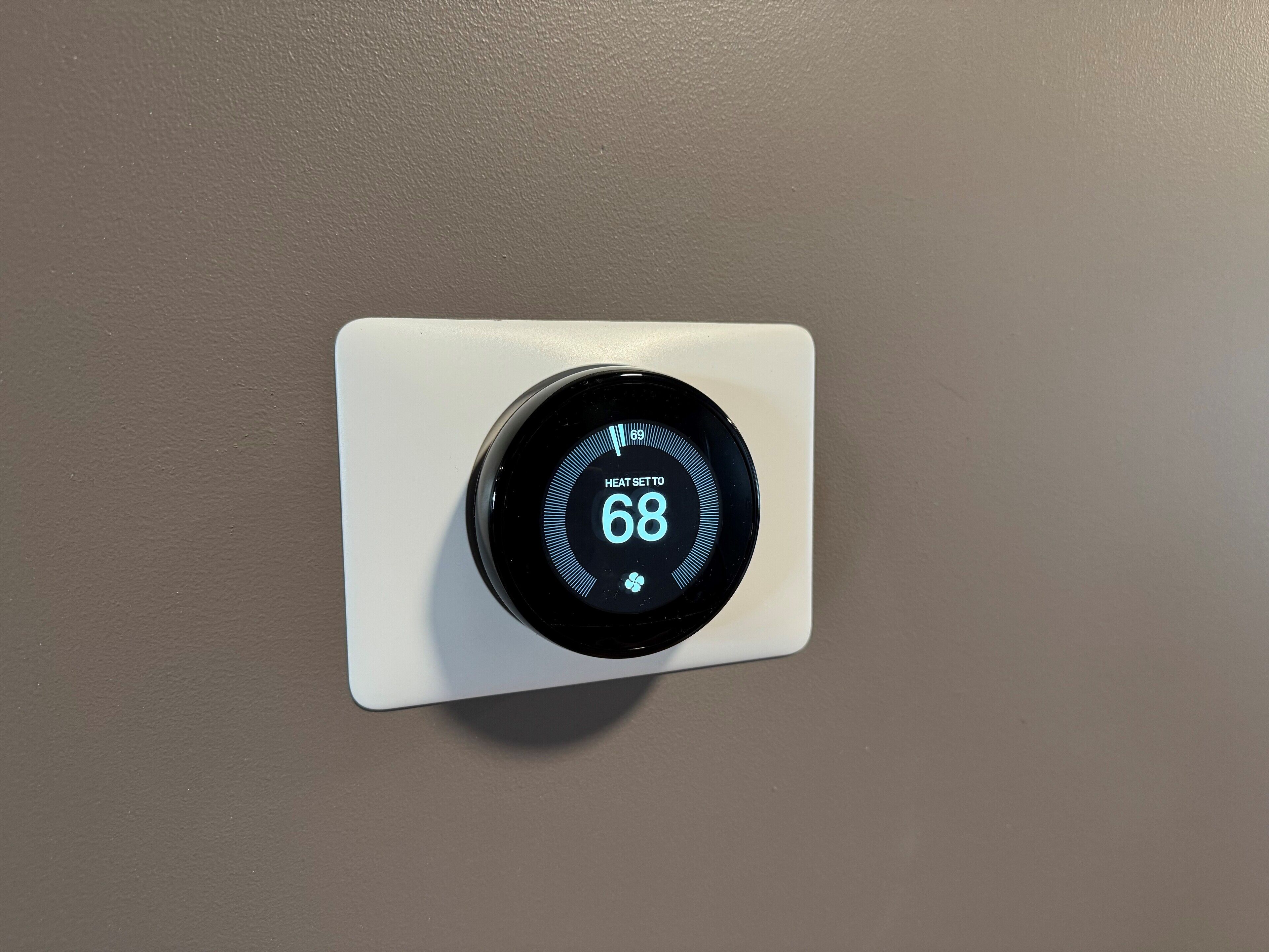 Ein Thermostat mit digitaler Anzeige, eingestellt auf 20 Grad.