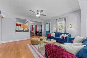 Téléviseur connecté, table de baby-foot