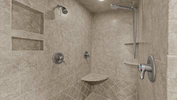 Douche, serviettes fournies, savon, shampoing