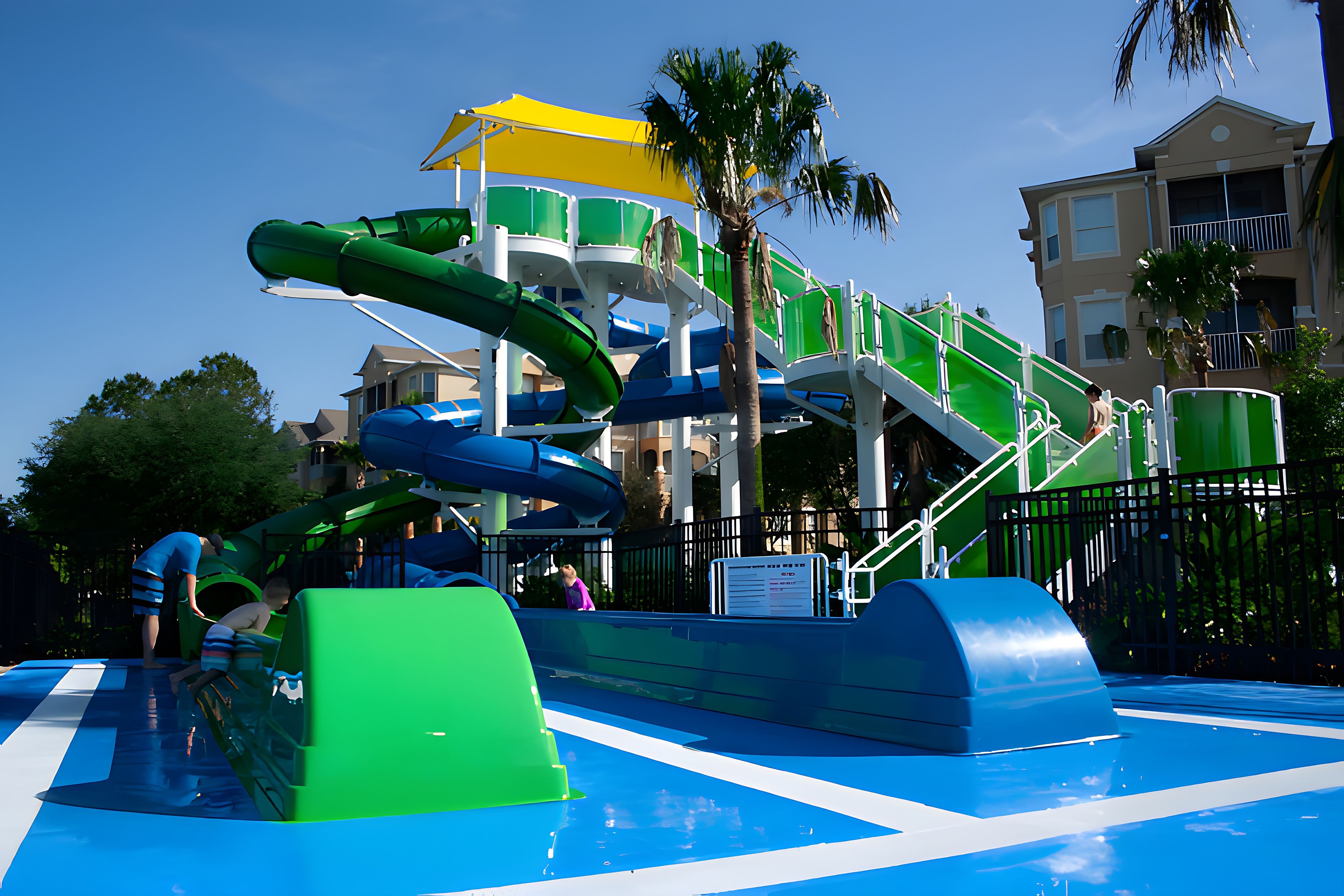 Parque acuático con toboganes y zona de piscina.