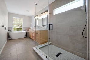 Een douche, een haardroger, handdoeken, zeep