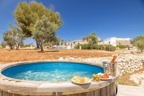 Bañera de hidromasaje al aire libre