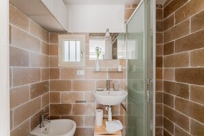 Regadera, bidet, toallas 