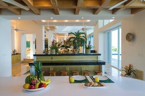 Full-size fridge, microwave, electric kettle, toaster - Villa Punta Sam Cancun Beachfront Luxury (Cancun)