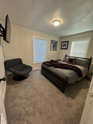 3 bedrooms, desk, iron/ironing board, travel crib