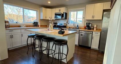 Newly Remodeled Charming Cozy 3-bedroom house in Anchorage with WiFi