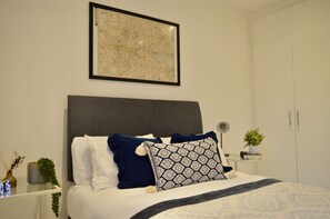2 bedrooms, iron/ironing board, free WiFi, bed sheets - Deluxe 2 bedroom Maisonette in Oval with Garden - close to Central London & KCH (London)