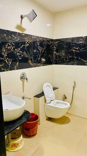 Deluxe Quadruple Room | Bathroom | Shower, slippers, towels, soap - Hotel Gayatri Palace (Khandwa)