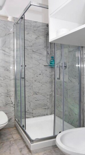 Shower, hair dryer, bidet, towels - Victory Charm (Roma)