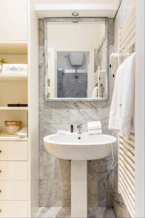 Dusj, hårføner, bidé og håndklær