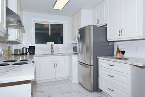 Een koelkast, een microgolfoven, een oven, een kookplaat