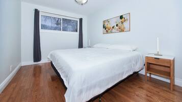 3 chambres, bureau, fer et planche à repasser, lit parapluie