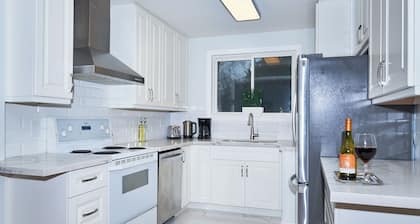 Modern Haven: King Size Bed & Own Parking