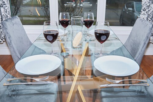 Modern Haven: King Size Bed & Own Parking