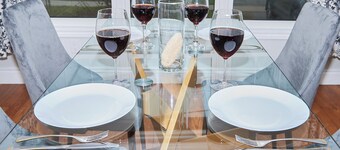 Modern Haven: King Size Bed & Own Parking