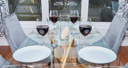 Modern Haven: King Size Bed & Own Parking