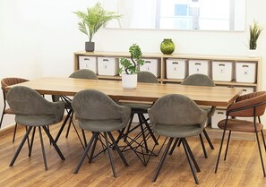 Dining room - Next'House - Business Boulevard Hostel (Dubai)