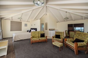 3 habitaciones, tabla de planchar con plancha y ropa de cama 