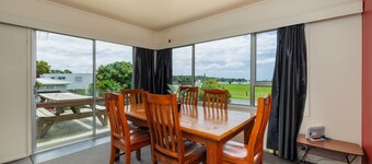 Te Tiriti Beach House - Paihia Holiday Home