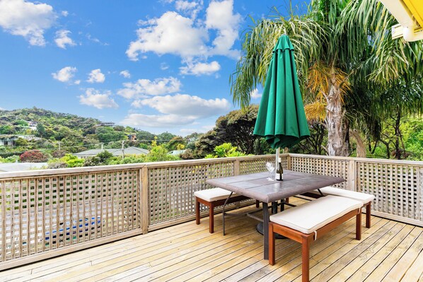 Outdoor dining - Coastal Daydream - Mangawhai Heads Holiday Home (Mangawhai)