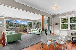 TV - Coastal Daydream - Mangawhai Heads Holiday Home (Mangawhai)