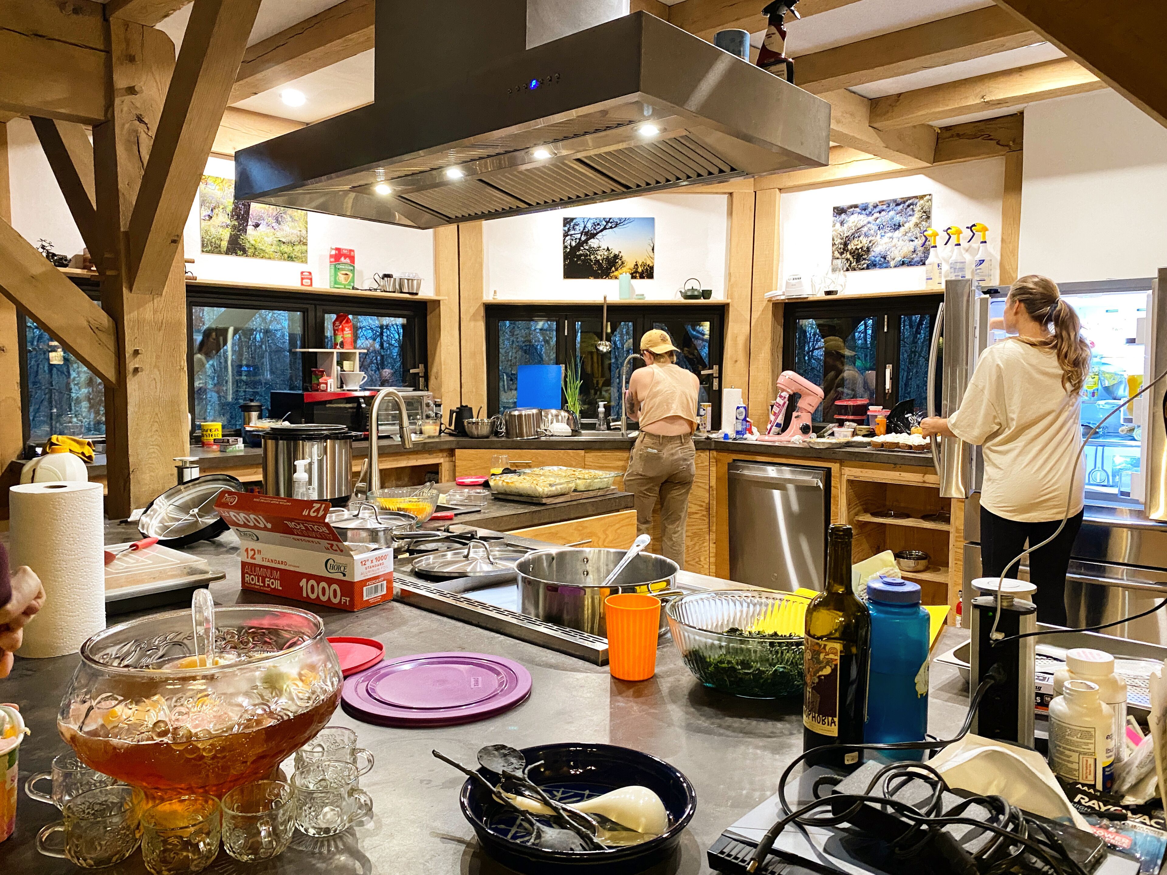 Une cuisine avec des poutres en bois, des appareils électroménagers en acier inoxydable et une grande fenêtre.