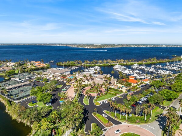 Marina - Luxurious 3BR Condo in the Exclusive Gated Gulf Harbour Yacht & Country Club (Fort Myers)