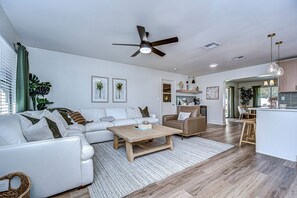 Living area - Beautifully Decorated Largo Home,  close to beaches, Pinellas Trail & Johns Lake (Largo)