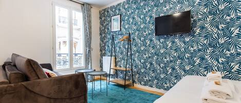 Iron/ironing board, WiFi, bed sheets