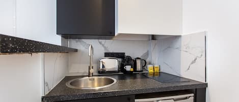 Kylskåp, spishäll, kaffe- och tebryggare och vattenkokare