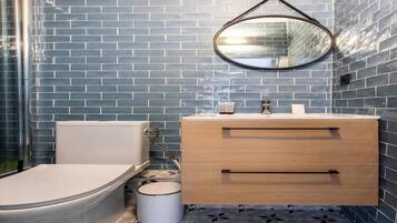 Douche, sĂšche-cheveux, serviettes fournies, shampoing