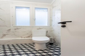 Shower, hair dryer, towels, shampoo