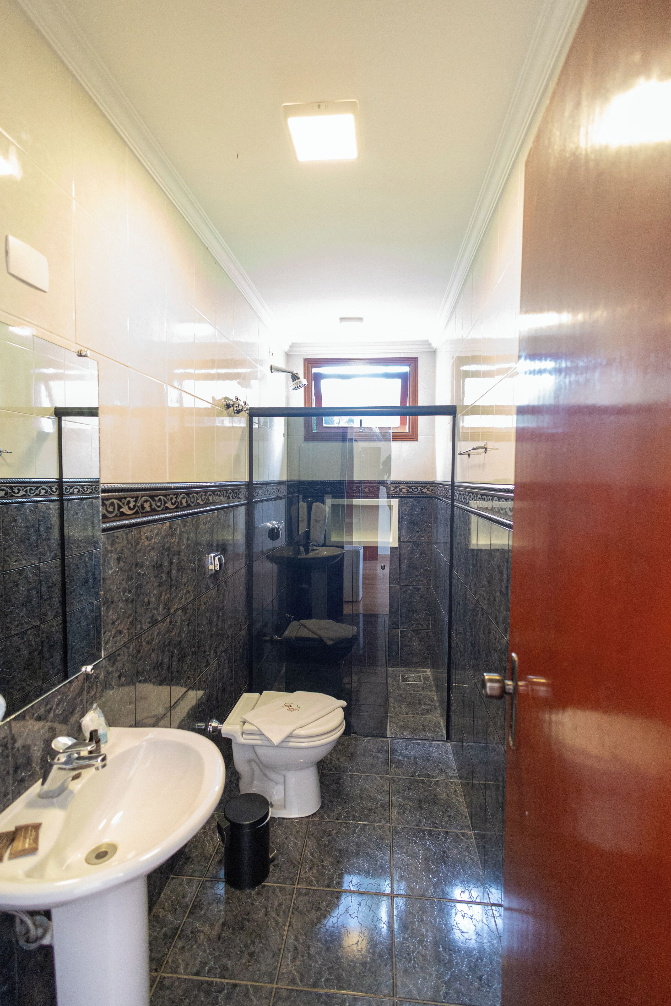 Un baño con lavabo, inodoro y zona de ducha.