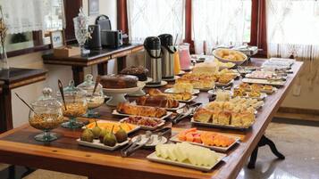 Free daily buffet breakfast