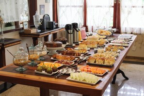 Free daily buffet breakfast - Pousada Costa Rielli (Águas de Lindóia)