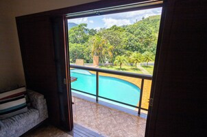 Quarto casal superluxo, varanda coberta, vista para a piscina | Vista do quarto