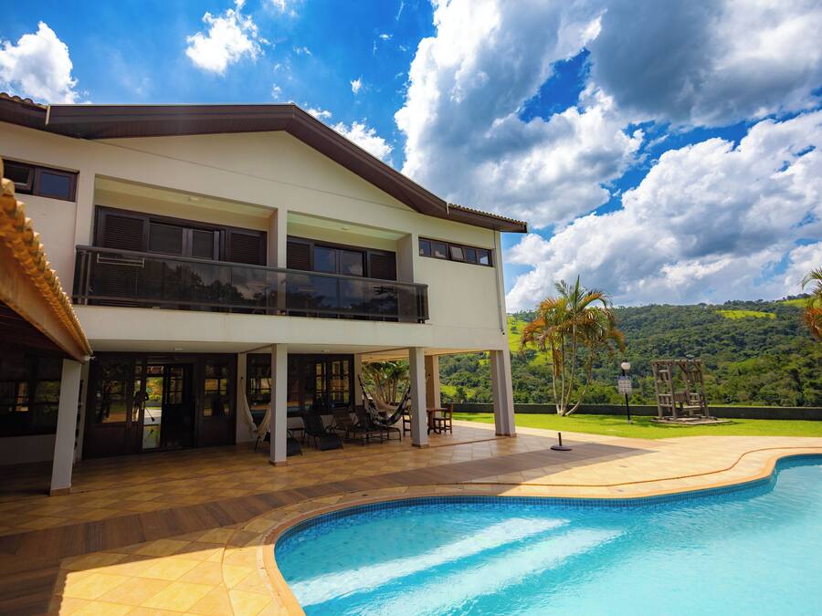 Piscina externa, funciona das 10h às 19h, guarda-sóis, espreguiçadeiras