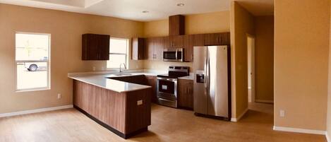 Kjøleskap, mikrobølgeovn, ovn og kokeplater