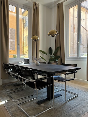 Repas dans la chambre