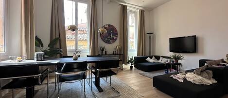 Romantic Apartment, City View | In-room dining