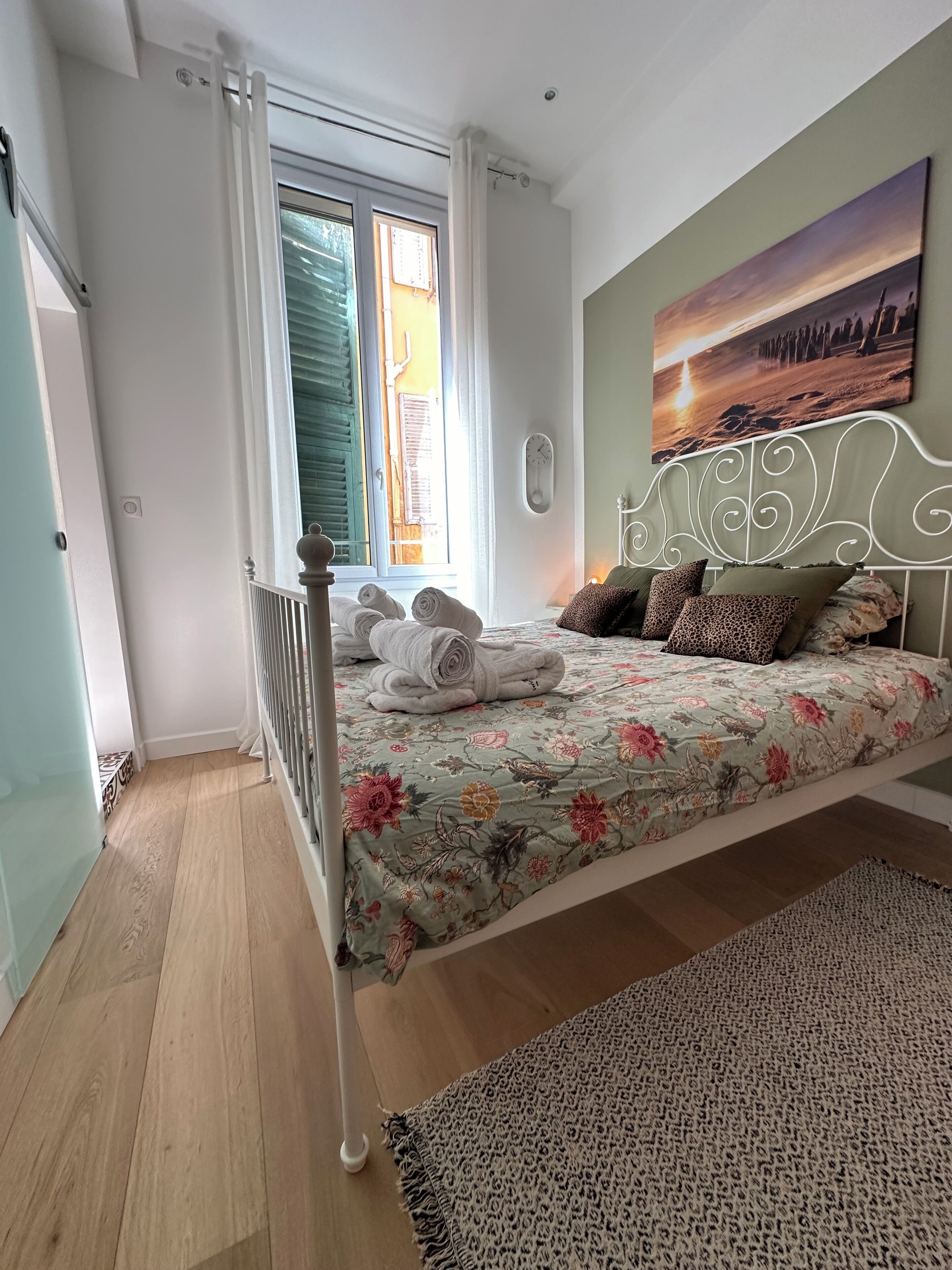 อพาร์ทเมนท์โรแมนติก, วิวเมือง | เครื่องนอนระดับพรีเมียม, ผ้านวมขนเป็ด, เตียงเมมโมรีโฟม